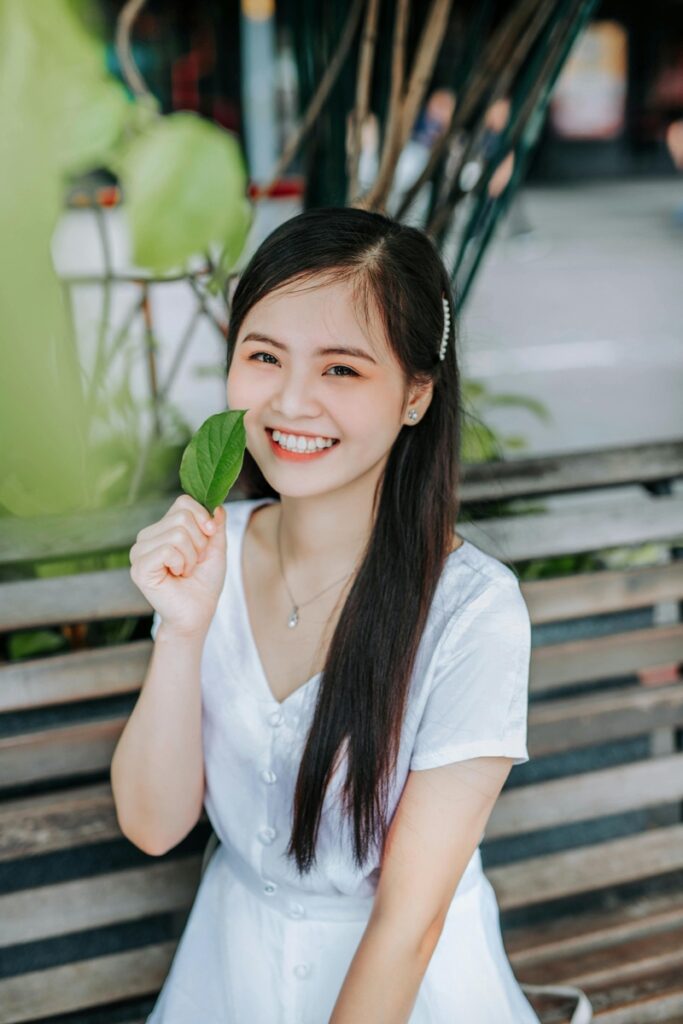 Ảnh Đẹp Cô Gái Quay Lưng Biểu Tượng Của Vẻ Đẹp Tinh Khôi Và Phong Cách Thanh Lịch Trong Thời Trang Hiện Đại