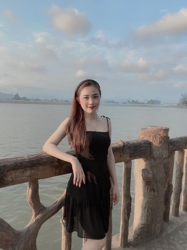Ảnh Gái Xinh Mặc Áo Trễ Vai Nét Đẹp Quyến Rũ Và Phong Cách Đa Dạng Trên Mạng Xã Hội Việt Nam